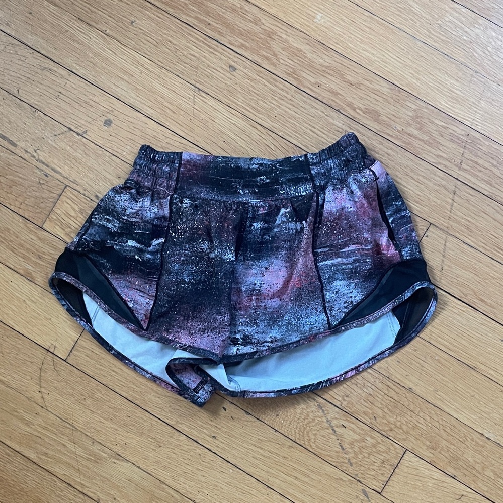 Lululemon Hotty Hot Shorts Size 4, 2.5 Inseam in Azurite Poppy Coral Multi Black